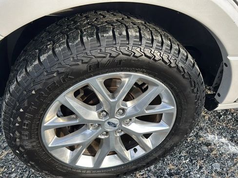 Used 2015 Ford Expedition Limited w/ Equipment Group 301A AWD/4WD image 7