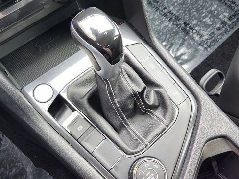 Used 2022 Volkswagen Tiguan SE R-Line image 10