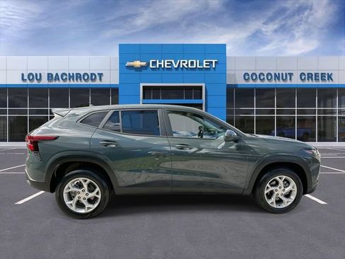 Used 2025 Chevrolet Trax LS w/ LS Convenience Package FWD image 9