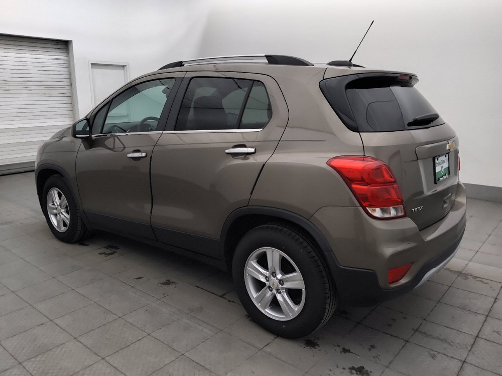 Used 2020 Chevrolet Trax LT w/ Sun & Sound Package FWD image 3