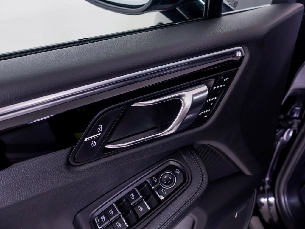 Certified 2024 Porsche Macan AWD/4WD image 26