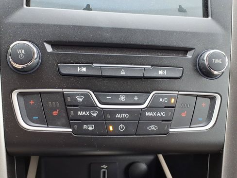 Used 2017 Ford Fusion SE w/ Fusion SE Technology Package FWD image 20