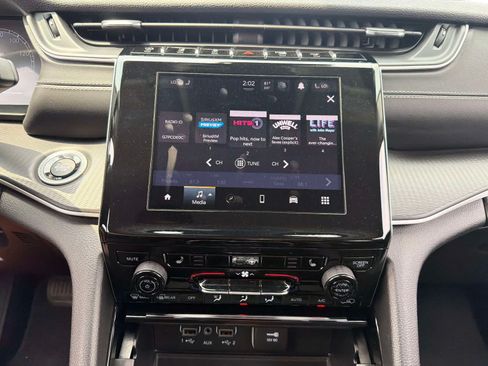 Used 2023 Jeep Grand Cherokee Laredo w/ Luxury Tech Group I AWD/4WD image 22