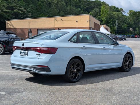 Used 2025 Volkswagen Jetta SE w/ Sunroof Package FWD image 9