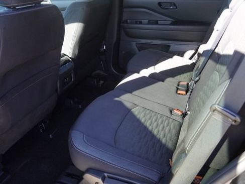 Used 2024 Nissan Pathfinder SV image 14