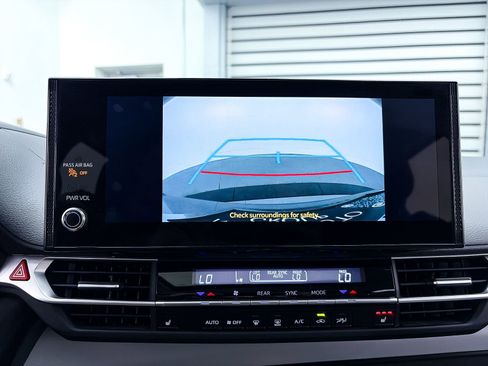 Used 2025 Toyota Sienna XLE FWD image 7