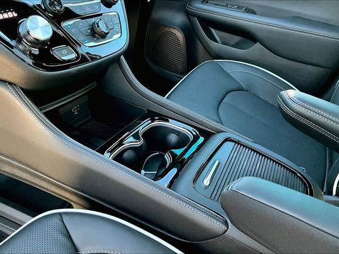 New 2026 Chrysler Pacifica Limited w/ S Appearance Package image 8