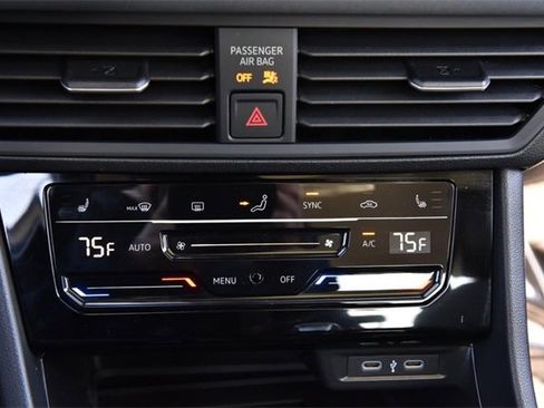 Used 2025 Volkswagen Jetta SE w/ Sunroof Package image 15