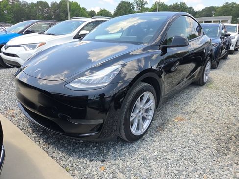 Used 2023 Tesla Model Y Long Range AWD/4WD image 1