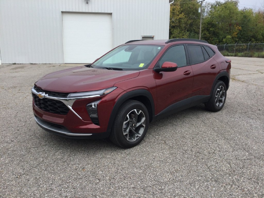 Used 2024 Chevrolet Trax LT w/ Driver Confidence Package FWD image 3