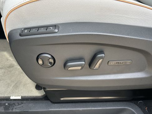 New 2025 Volkswagen ID. Buzz 1st Edition AWD/4WD image 10