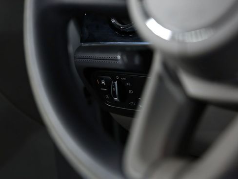 Used 2022 Bentley Bentayga image 34