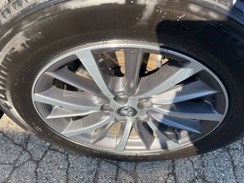 Used 2019 Toyota Highlander XLE image 41