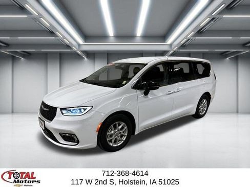 Used 2024 Chrysler Pacifica Touring-L image 4