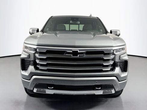 Used 2024 Chevrolet Silverado 1500 High Country w/ Z71 Off-Road Package AWD/4WD image 2