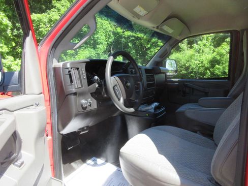 Used 2017 Chevrolet Express 2500 RWD image 28