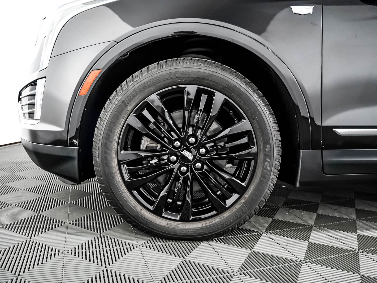 Used 2017 Cadillac XT5 Premium Luxury FWD image 4