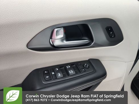 Certified 2024 Chrysler Pacifica Touring-L image 21