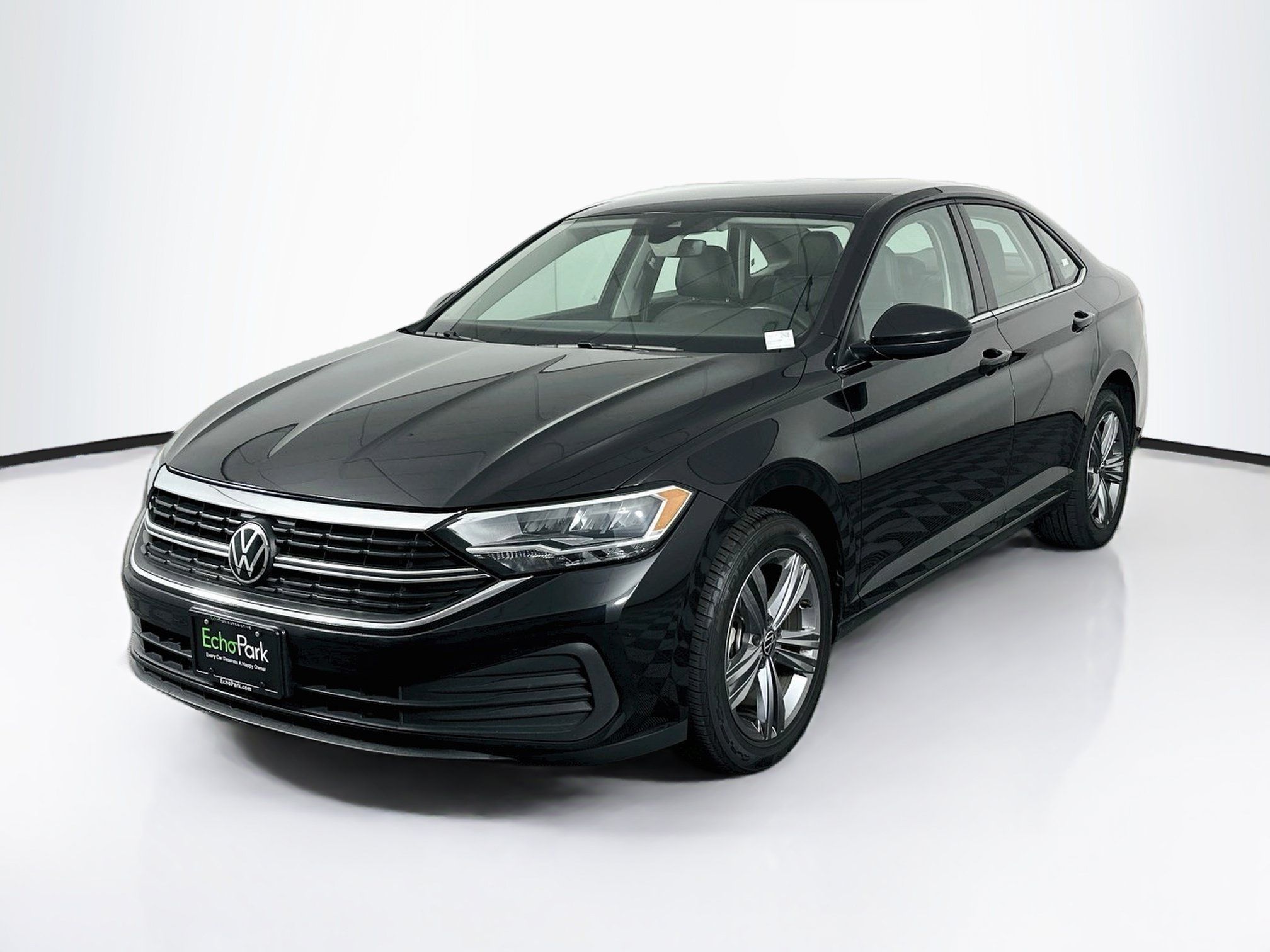 Used 2024 Volkswagen Jetta SE FWD image 3