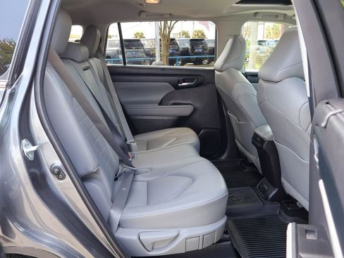 Used 2024 Toyota Highlander XLE AWD/4WD image 11