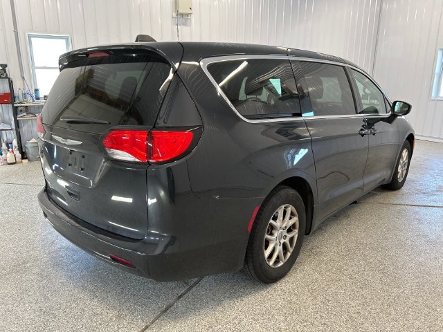 Used 2022 Chrysler Voyager LX FWD image 5