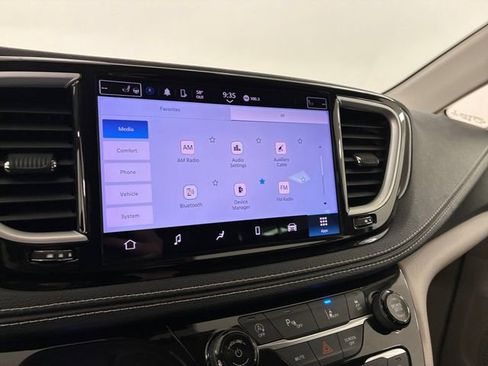 Used 2022 Chrysler Pacifica Touring-L AWD/4WD image 26