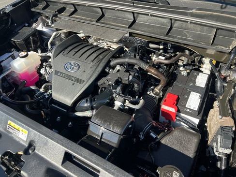 Used 2023 Toyota Highlander XLE image 9