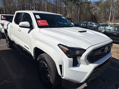 Used 2024 Toyota Tacoma TRD Sport w/ TRD Sport Upgrade Package image 4