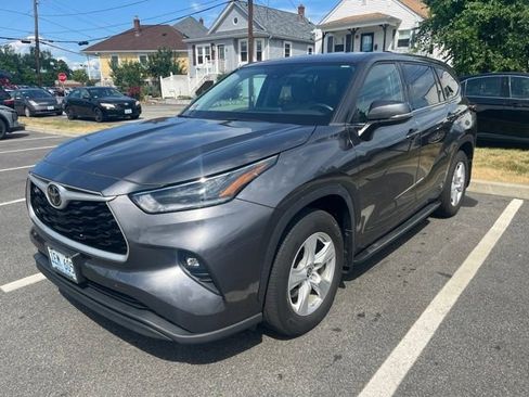 Used 2021 Toyota Highlander LE AWD/4WD image 2