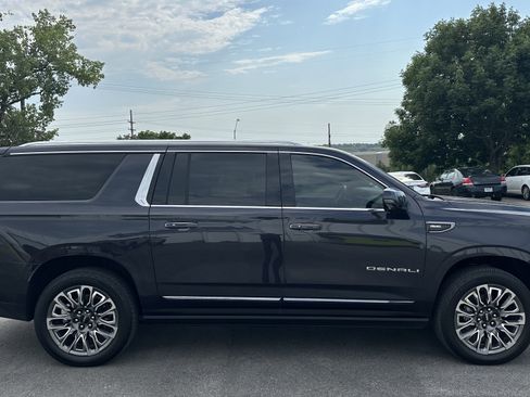 Used 2023 GMC Yukon XL Denali Ultimate AWD/4WD image 11
