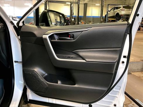Used 2020 Toyota RAV4 LE w/ Carpet Mat Package AWD/4WD image 12