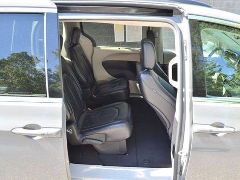 Used 2022 Chrysler Pacifica Touring-L FWD image 34