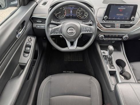 Used 2025 Nissan Altima 2.5 SV FWD image 11