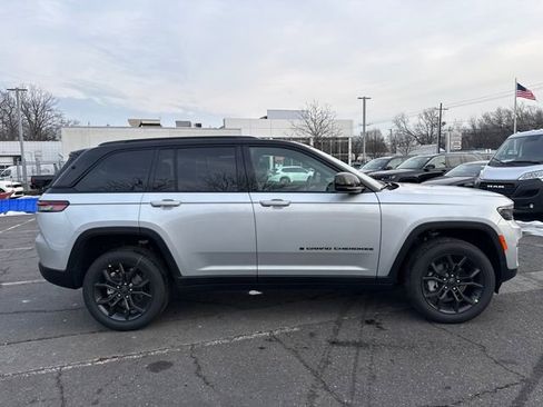 New 2025 Jeep Grand Cherokee Limited image 8