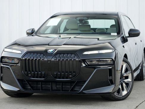 Used 2023 BMW i7 xDrive60 w/ Executive Package 2 image 3