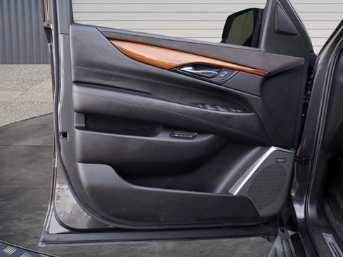 Used 2015 Cadillac Escalade ESV Luxury AWD/4WD image 17