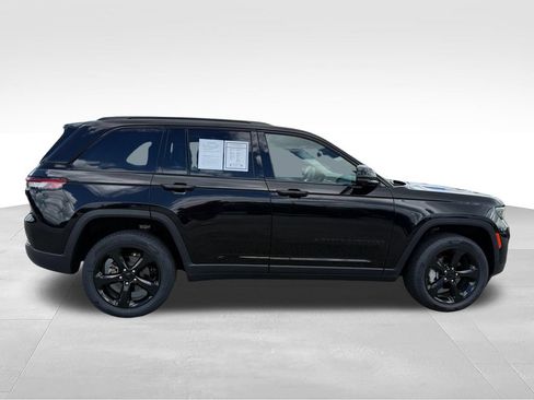 Used 2023 Jeep Grand Cherokee Limited w/ Luxury Tech Group II RWD image 30