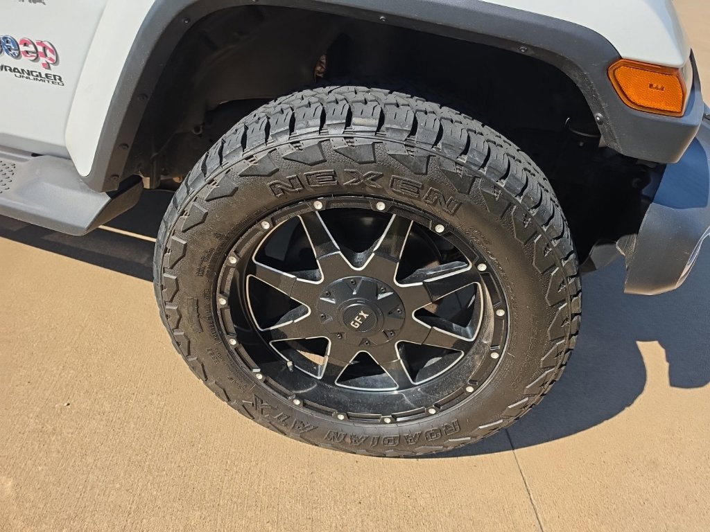 Used 2018 Jeep Wrangler Unlimited Sahara AWD/4WD image 16