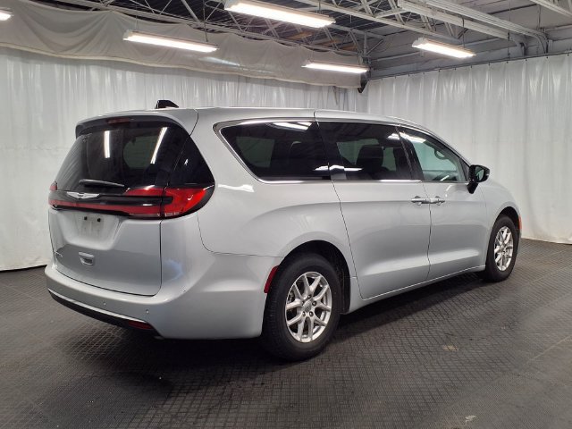 Used 2024 Chrysler Pacifica Touring-L FWD image 7