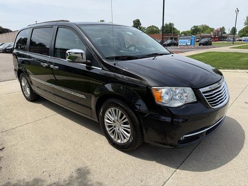 Used 2015 Chrysler Town & Country Touring-L w/ Driver Convenience Group FWD image 3
