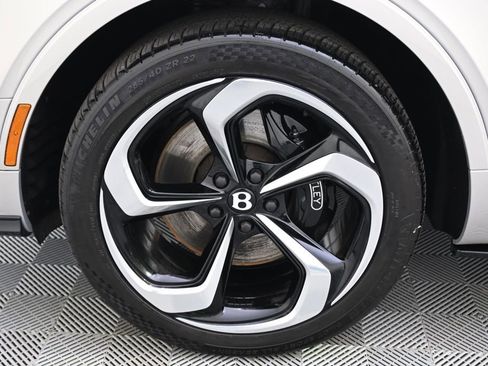 Used 2022 Bentley Bentayga AWD/4WD image 21