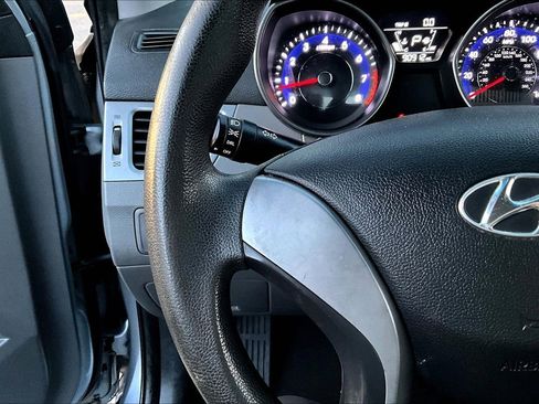 Used 2016 Hyundai Elantra SE image 11
