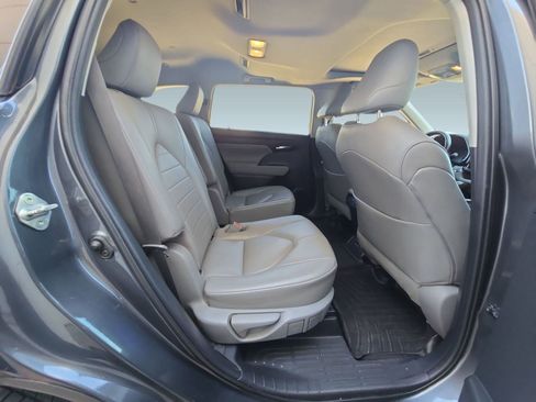 Used 2020 Toyota Highlander XLE image 24
