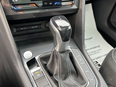 Used 2022 Volkswagen Tiguan SE w/ Panoramic Sunroof Package image 21