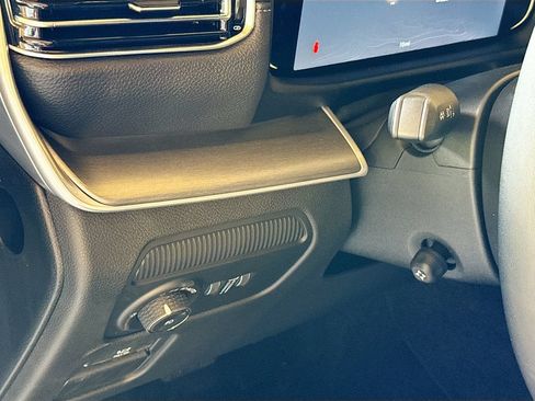 Used 2025 Jeep Wagoneer 4WD image 11