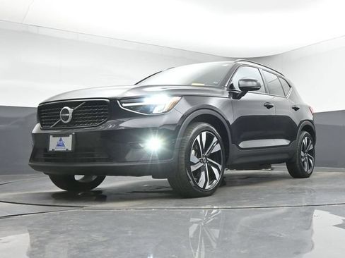 Used 2023 Volvo XC40 B5 Plus w/ Protection Package Premier AWD/4WD image 12