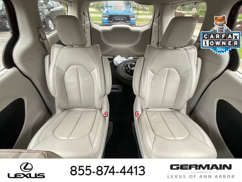 Used 2018 Chrysler Pacifica Touring-L FWD image 17
