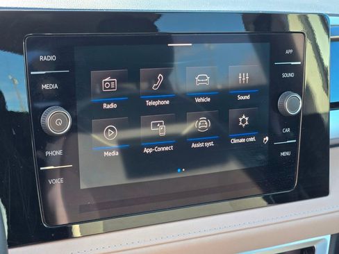 Certified 2025 Volkswagen Taos SE w/ Panoramic Sunroof Package FWD image 19