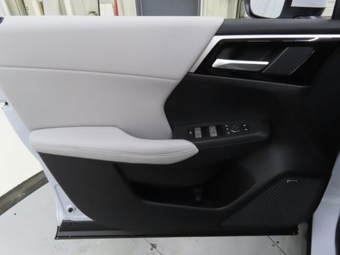 New 2025 Mitsubishi Outlander SE image 9