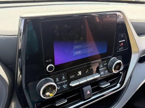 Used 2025 Toyota Highlander LE FWD image 9